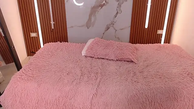 Live webcam thumbnail of brithanny_03 from co. Watch my show!