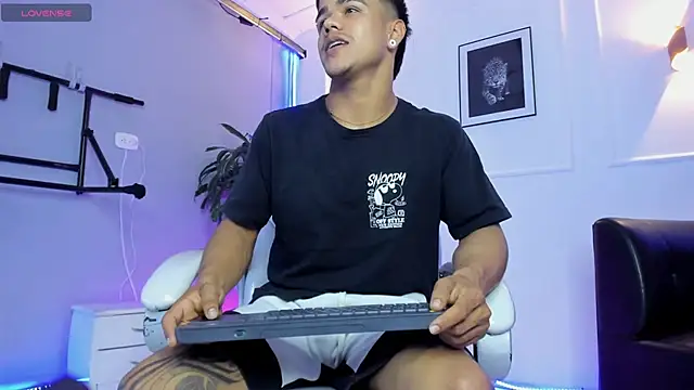 rob_saenz_ - Rob_saenz_'s free webcam - UK Sex Cams