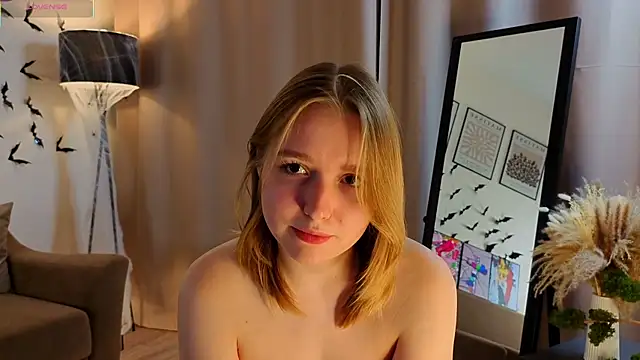 vinnieserrano (F teen) - Help me squueze my tits close to cam