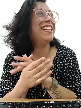 caroline-17 - Caroline-17's free webcam - UK Sex Cams