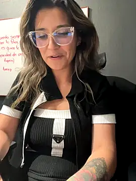 isabella_varella (F young) - Show boobs behind the boss's back