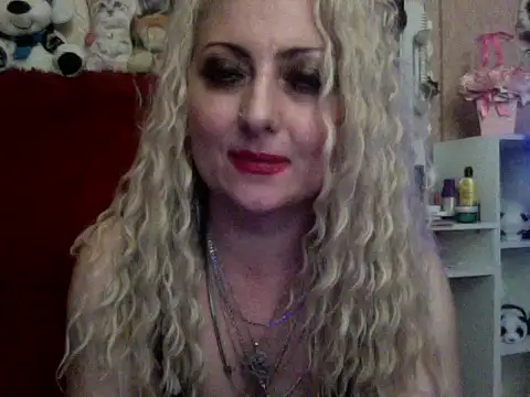 xhot_amazonq (F milf) - expose a little cleavage