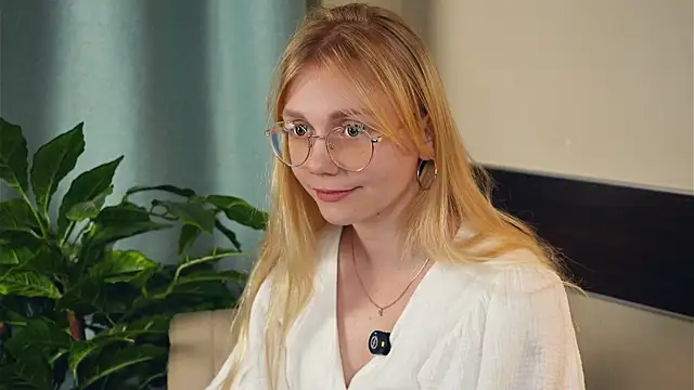 UnDesiga webcam stripchat model stream image