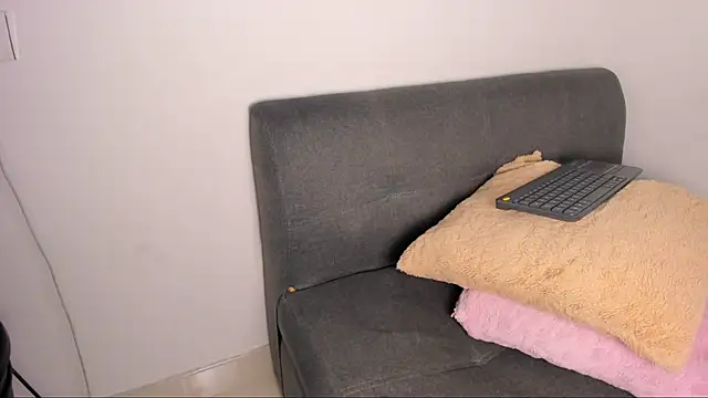 Live webcam thumbnail of lara_and_danny from co. Watch my show!