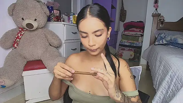 Live webcam thumbnail of mia_yireth from . Watch my show!