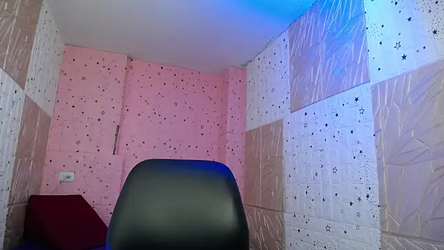 emmydurant live cam screenshot female on Wusca – Live Webcams, Replays & GIFs