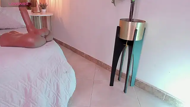  bella_arias chat room