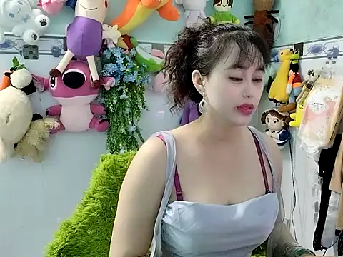 Live webcam thumbnail of emgaixinhngoan from . Watch my show!