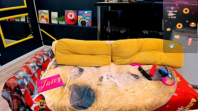 flirtymary (F milf) - PUSSYPLAY WTH CLAMPS ON NIPS AND ON CLIT