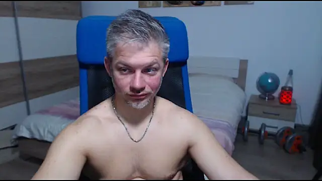 robbyshawz (Ask my age) - Get me naked and playing with my cock!