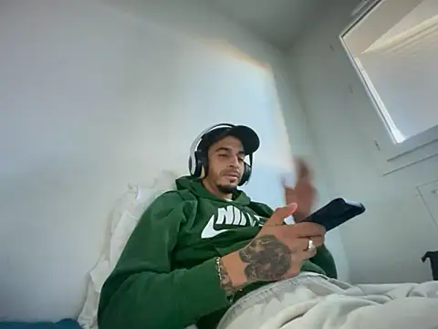 Rebeu313 Live Webcam on Stripchat