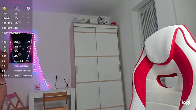 hotcarolinexo (F young) - topless