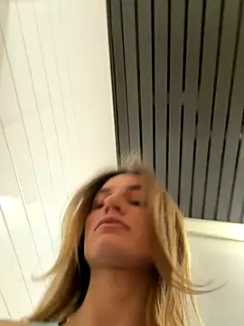 -AngelAri-'s Stripchat show and profile