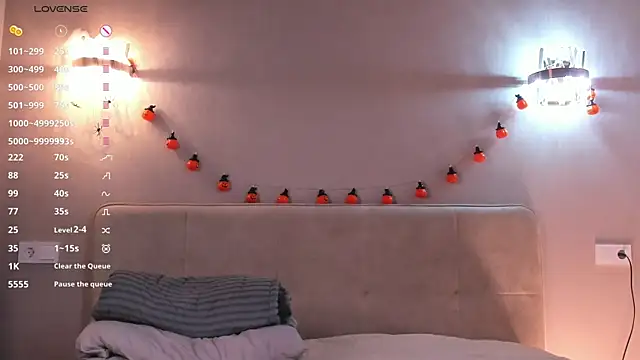 petrabawden (F teen) - squezee and slaps my boobs close up