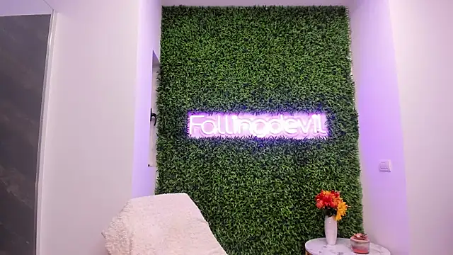  realhotfallingdevil chat room