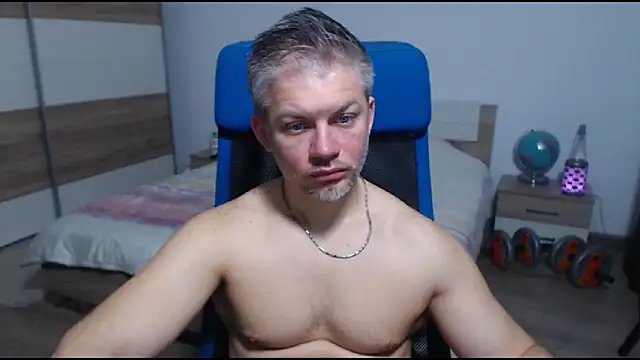 robbyshawz (Ask my age) - Get me naked and playing with my cock!