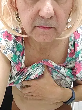 emily_de_carla (T mature) - Pintar uñas 💅