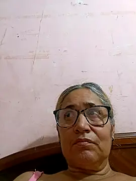 Webcam Model (_candi)  is live.Free join now!