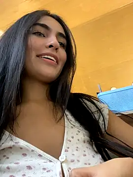 Webcam Model (DaphneUwu)  is live.Free join now!