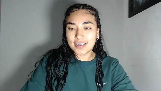 Webcam Model (AmberGold-)  is live.Free join now!