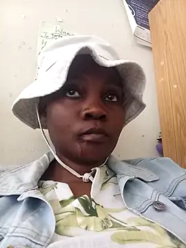 Webcam Model (blackbeautyxx92)  is live.Free join now!