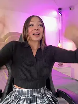 Webcam Model (Victoria_Adams14)  is live.Free join now!