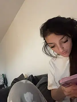 Webcam Model (naughtybella05)  is live.Free join now!