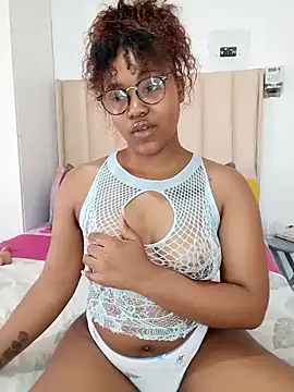 Webcam Model (charmainexxx)  is live.Free join now!