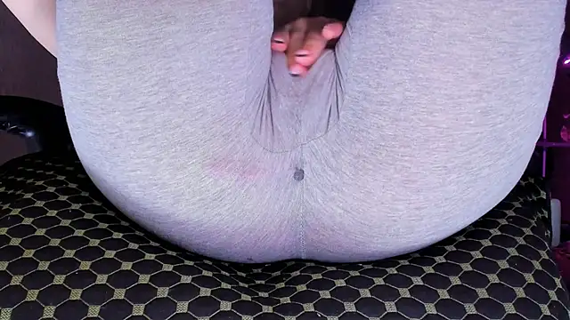 Cameltoe_squirt_inPants