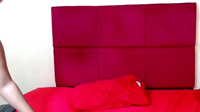 hugetitisxx - HugeTitisxx's free webcam - UK Sex Cams