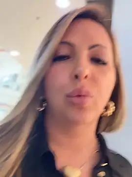 _Abril-Office1 Live Webcam on Stripchat