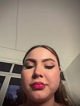 Webcam Model (Beella1_)  is live.Free join now!