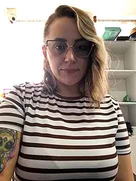 Webcam Model (CurvyLust_x)  is live.Free join now!