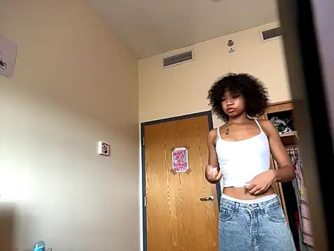 Webcam Model (luvrgrllani)  is live.Free join now!