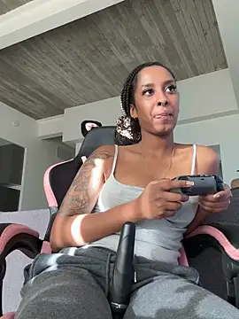 Webcam Model (Your_Paris)  is live.Free join now!