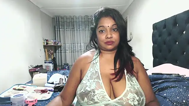 Indianmayaxoxo live on StripChat 