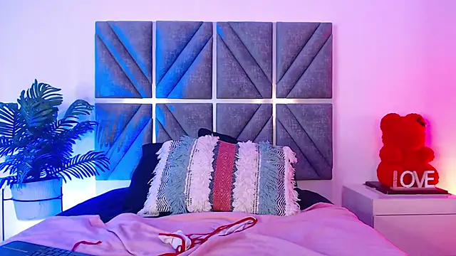 Laura_Dicardy from StripChat