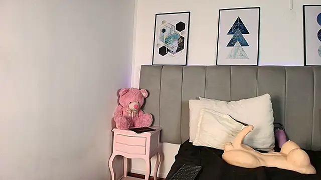 Naiaa_Cruz live on StripChat 