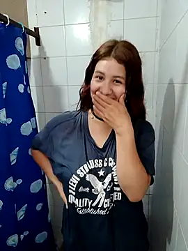 Webcam Model (MiaQueen021)  is live.Free join now!