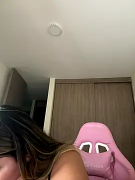 Webcam Model (lunablossom_)  is live.Free join now!