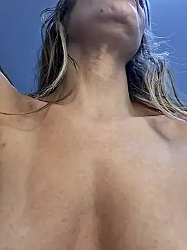 Webcam Model (Elianasuarezz)  is live.Free join now!