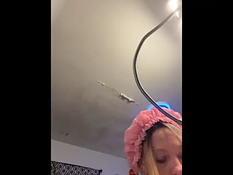 Webcam Model (queenkelly1234)  is live.Free join now!