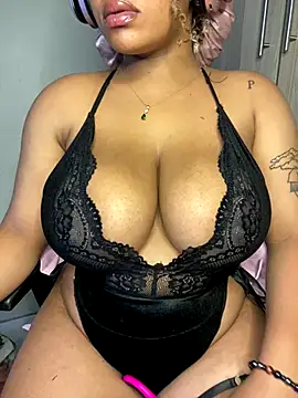 Webcam Model (YellowHoneyDip)  is live.Free join now!