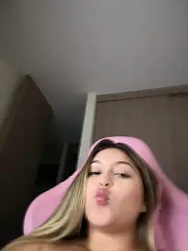 Webcam Model (lunablossom_)  is live.Free join now!