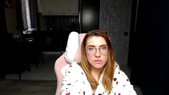 Reginasmilee from StripChat is inFreechat