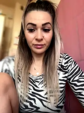 iSelena webcam stripchat model stream image