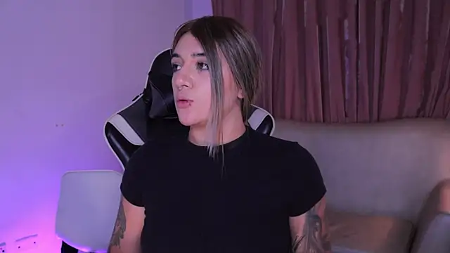 ashleyvalirya live on StripChat 