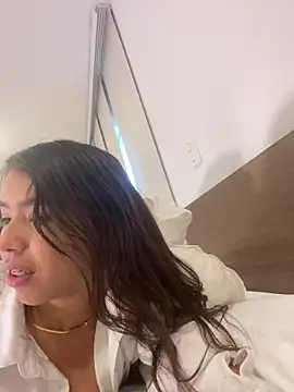 JulianaaHerrera live on StripChat 