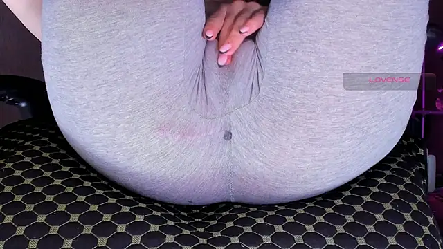 Cameltoe_squirt_inPants
