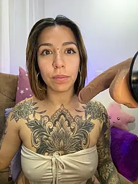 Webcam Model (_antonella_dreamss)  is live.Free join now!